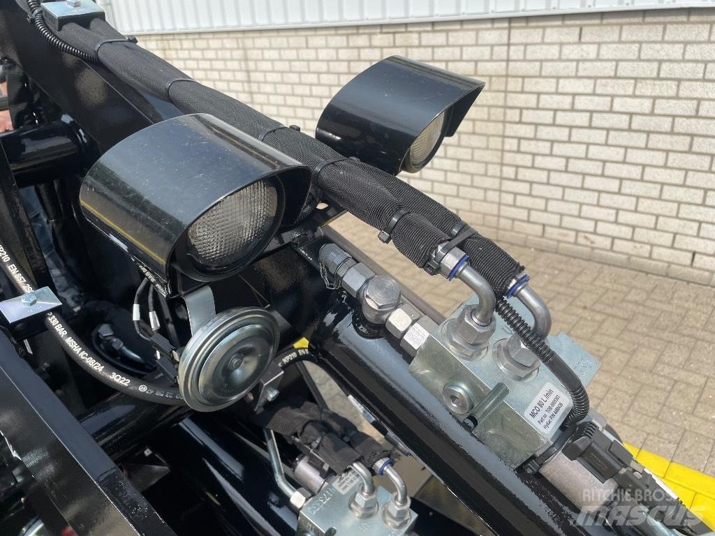GiANT G 2200 E لوادر بعجل