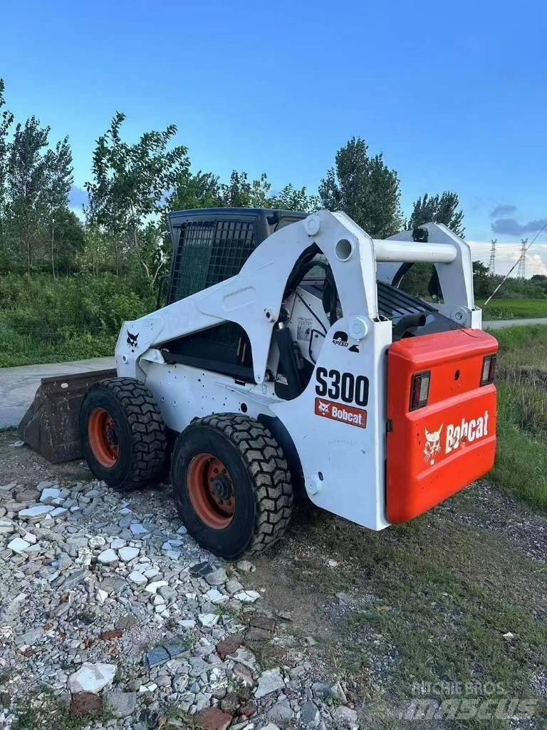 Bobcat S 300 لوادر انزلاقية التوجيه