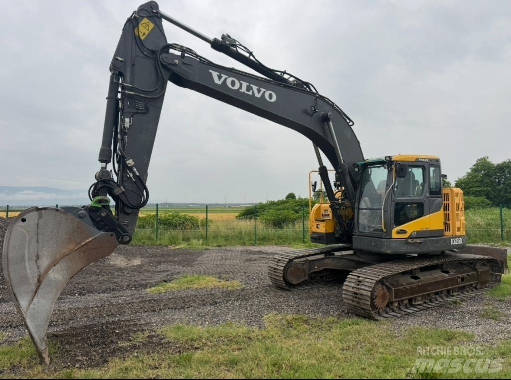 Volvo ECR235DL حفارات زحافة