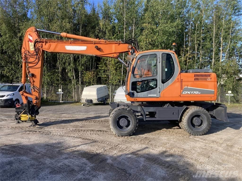 Doosan DX 170 W حفارات بعجل