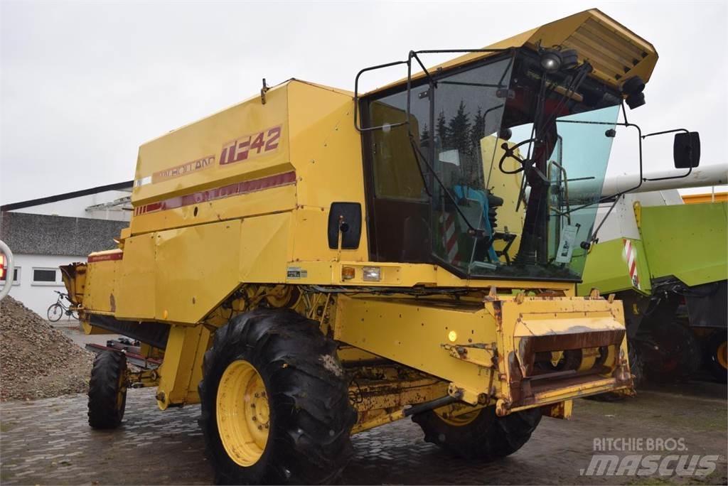New Holland TF 42 حصادات