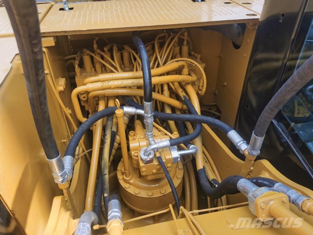 CAT 320 D2 حفارات زحافة