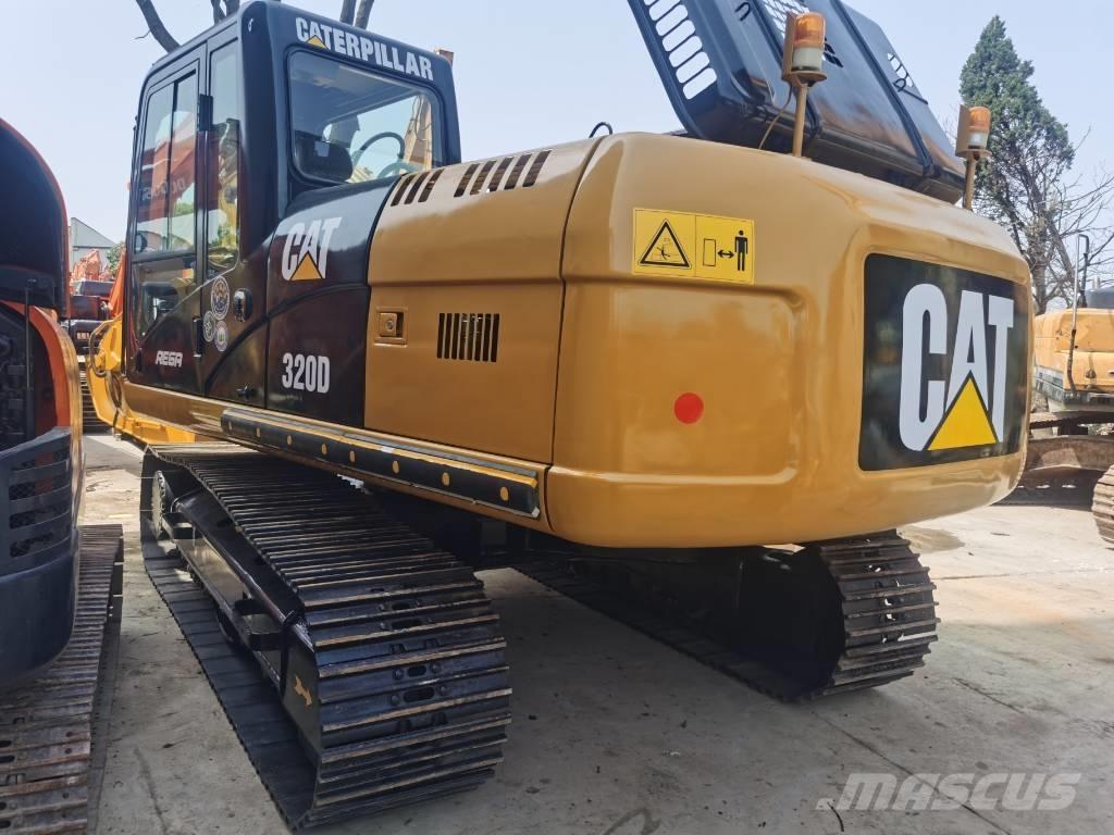 CAT 320 D2 حفارات زحافة