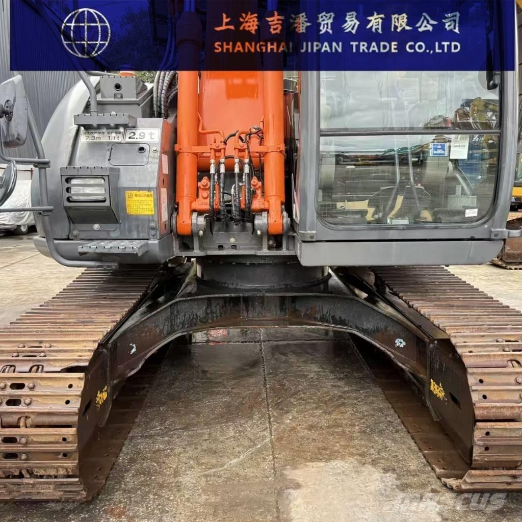 Hitachi ZX 135 حفارات زحافة