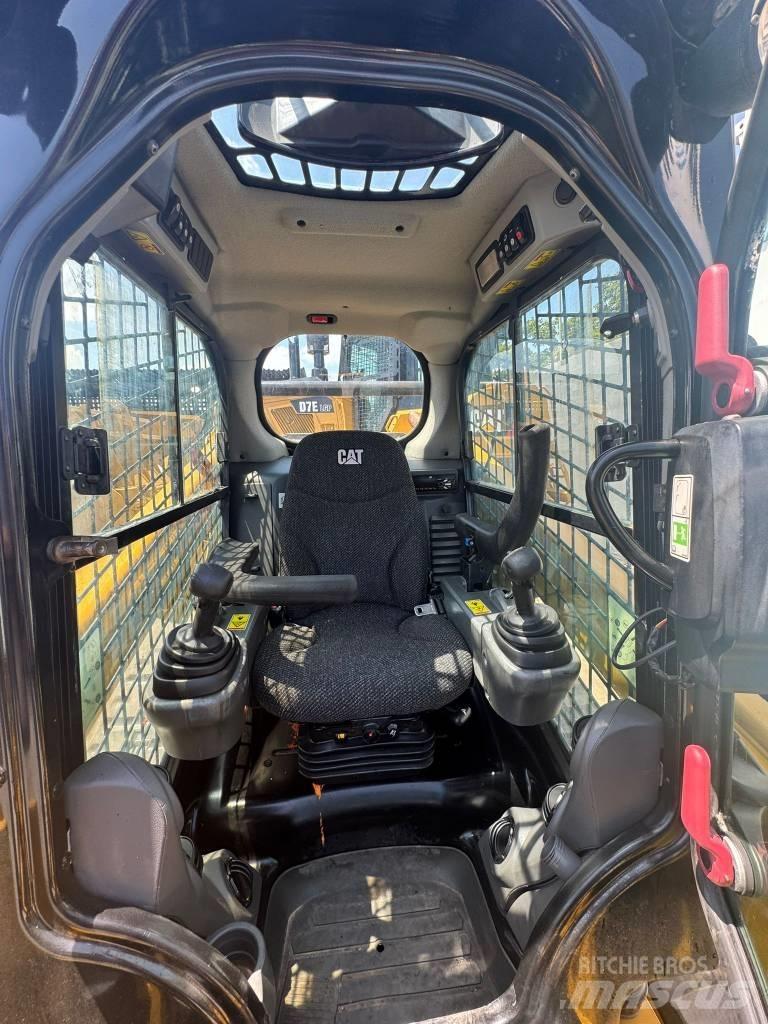 CAT 259 D لوادر انزلاقية التوجيه