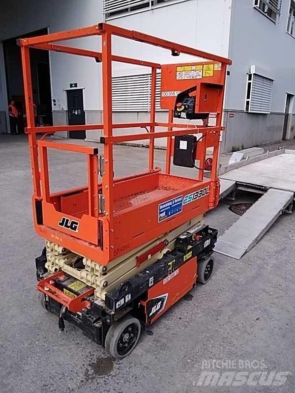 JLG ES 1330 L رافعات مقصية الشكل