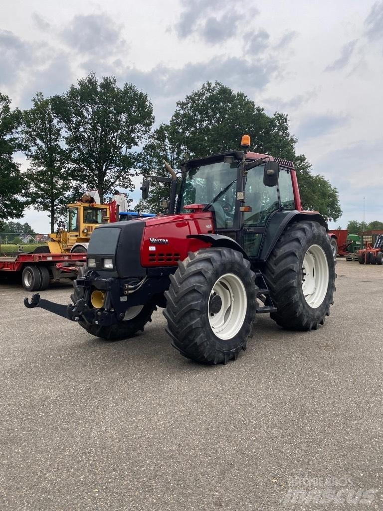 Valtra 6850 الجرارات