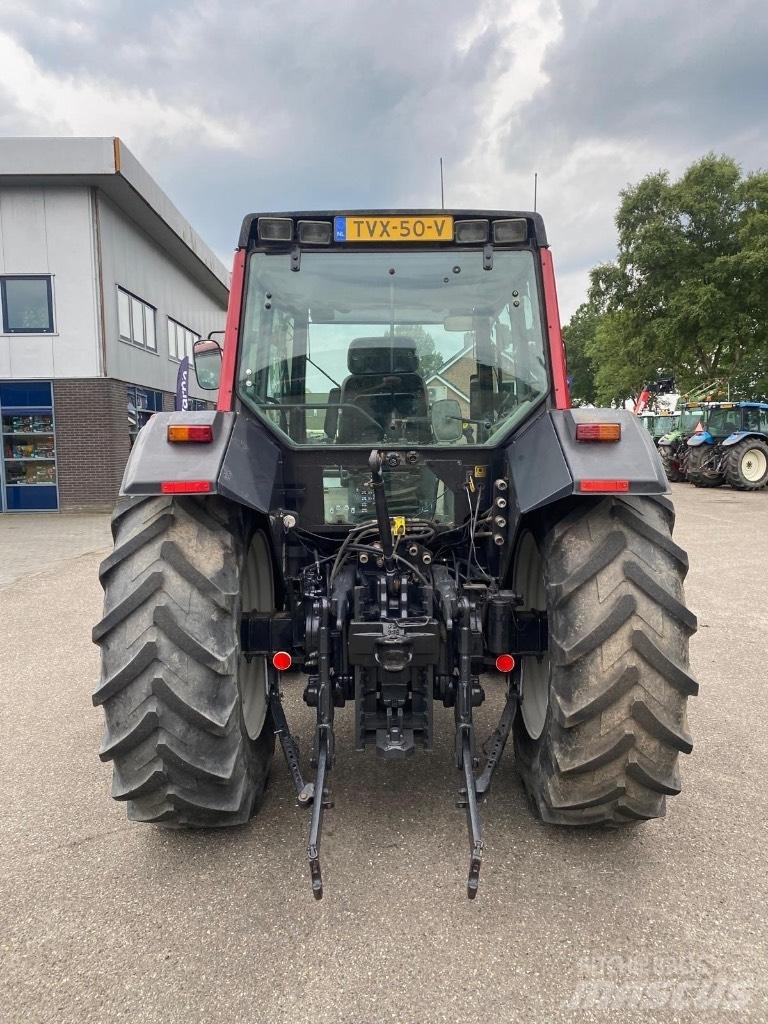 Valtra 6850 الجرارات