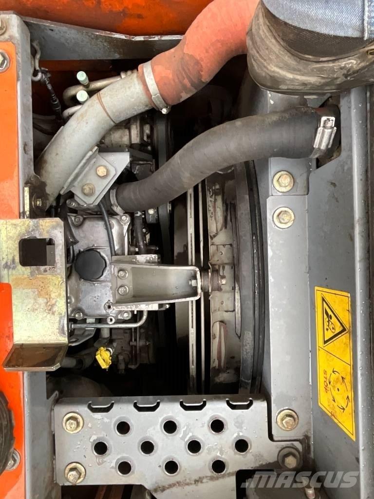 Hitachi ZX 135 US-3 حفارات زحافة