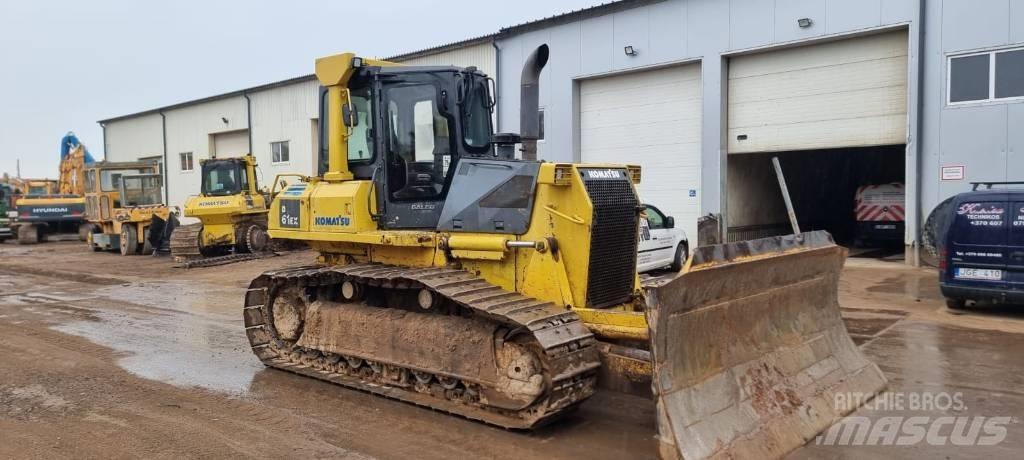 Komatsu D 61 EX-15 بلدوزرات مجنزرة