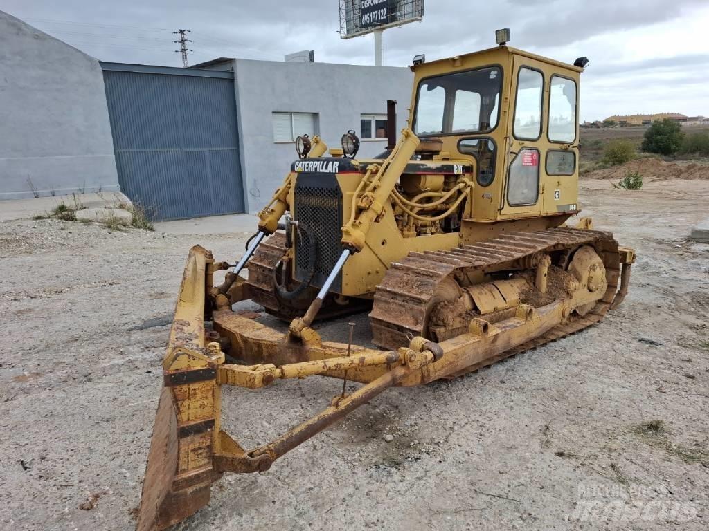 CAT D 4 D بلدوزرات مجنزرة