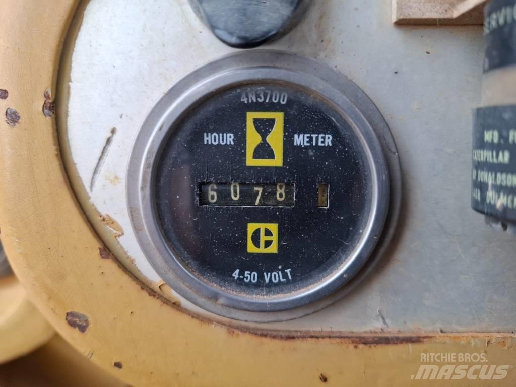CAT D 4 D بلدوزرات مجنزرة