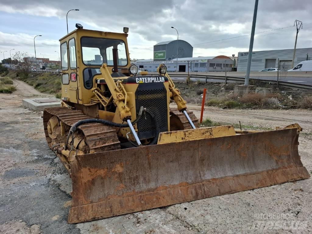 CAT D 4 D بلدوزرات مجنزرة