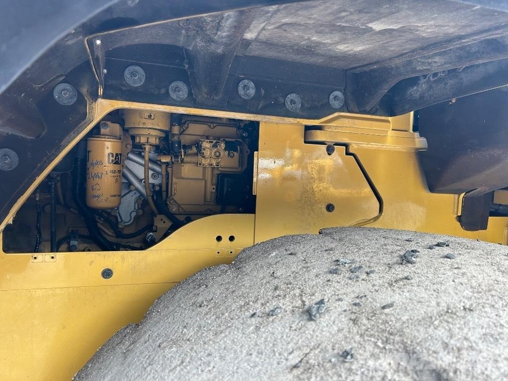 CAT 938M لوادر بعجل