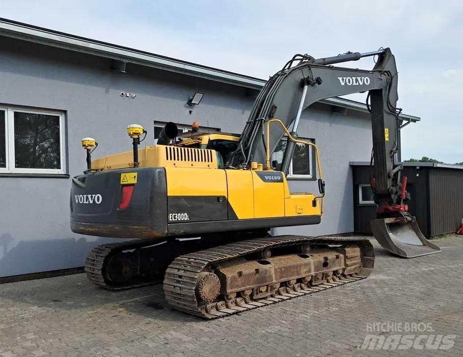 Volvo EC 300 D L حفارات زحافة