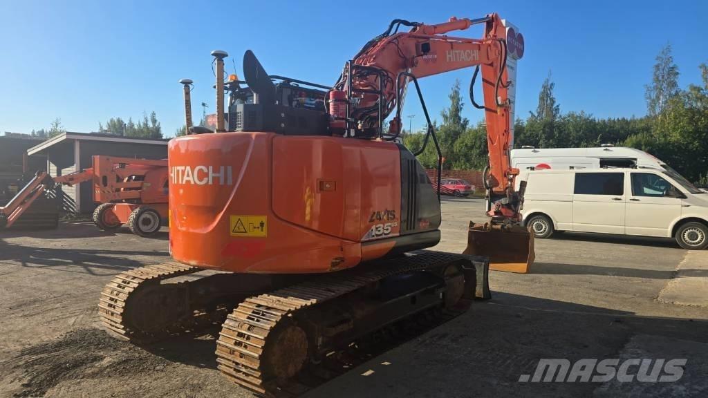 Hitachi ZX 135 US-6 حفارات زحافة