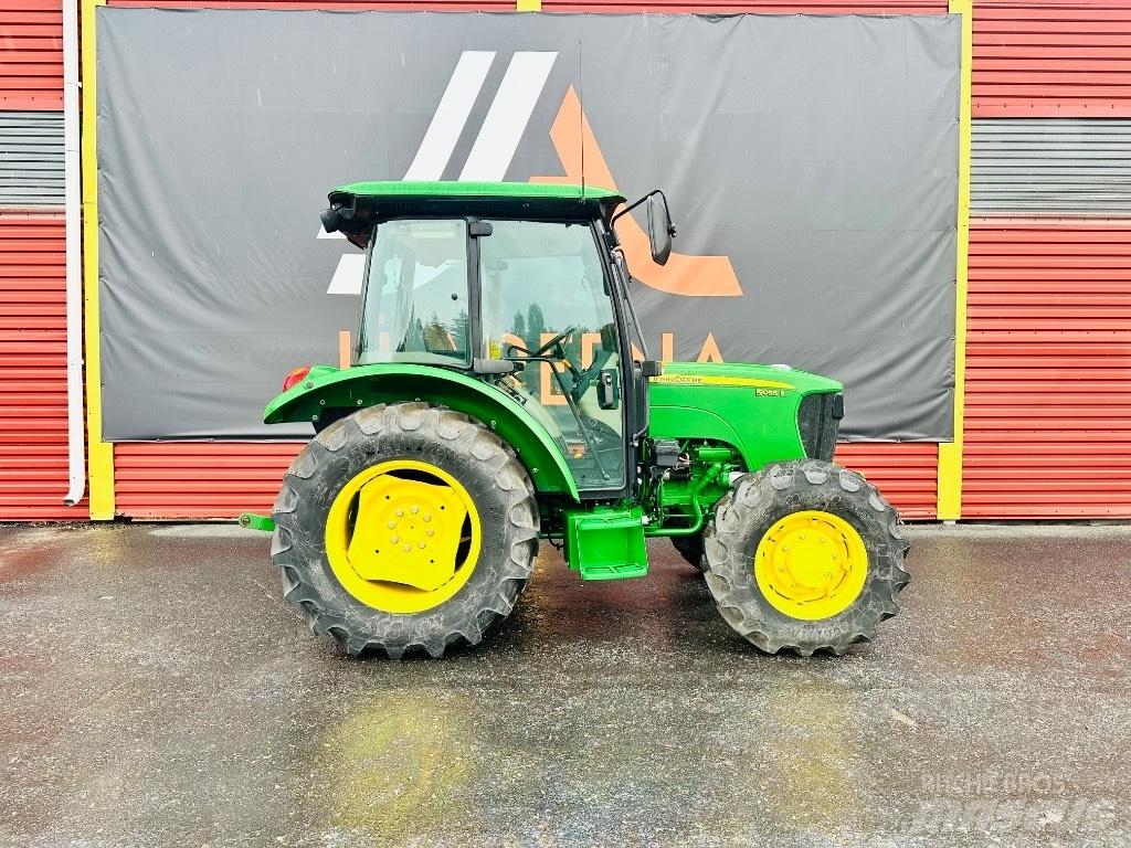 John Deere 5055 E الجرارات