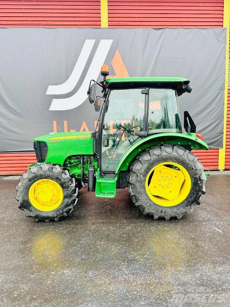 John Deere 5055 E الجرارات