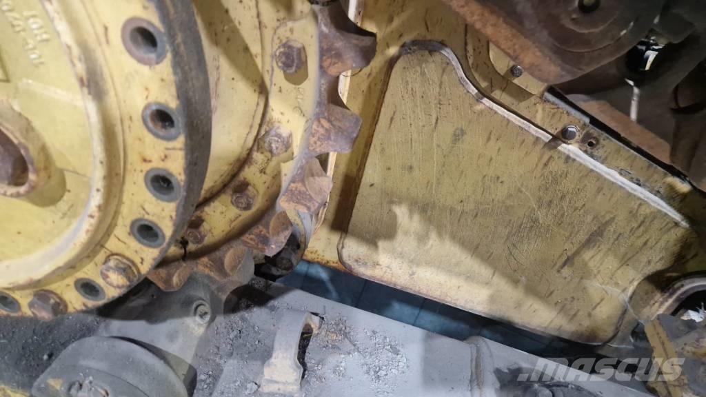 CAT D5 FOR PARTS بلدوزرات مجنزرة