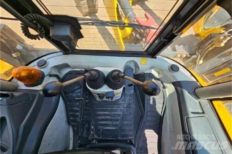 Dezzi CMI 4X4 TLB لوادر ذات جرافات عكسية