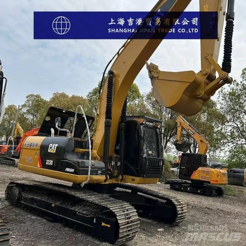 CAT 323 D حفارات زحافة