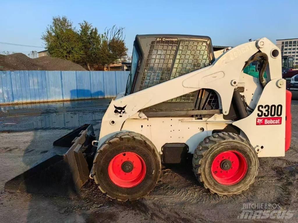 Bobcat S 300 لوادر انزلاقية التوجيه
