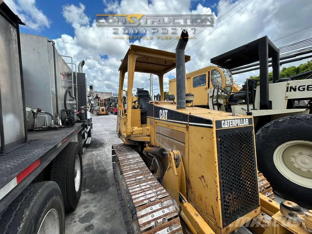 CAT D 3 C III بلدوزرات مجنزرة