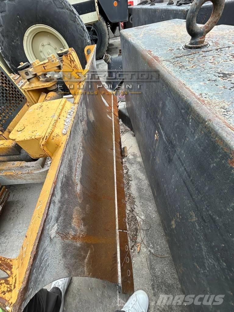 CAT D 3 C III بلدوزرات مجنزرة