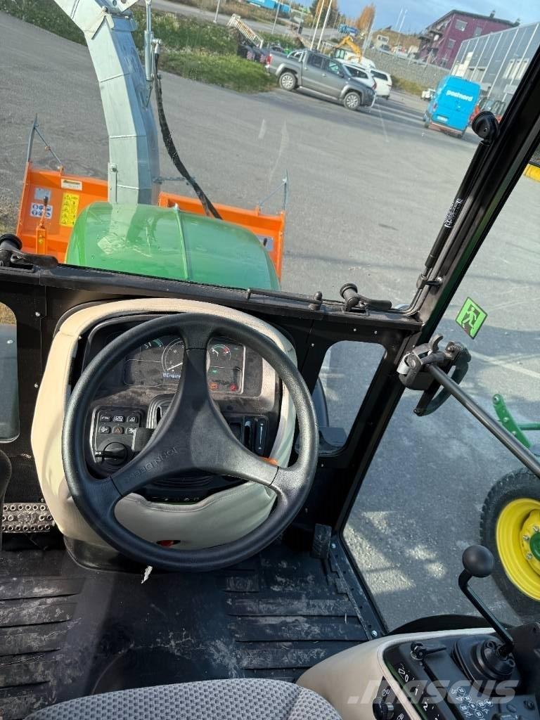 John Deere 2032 R جرارات مدمجة