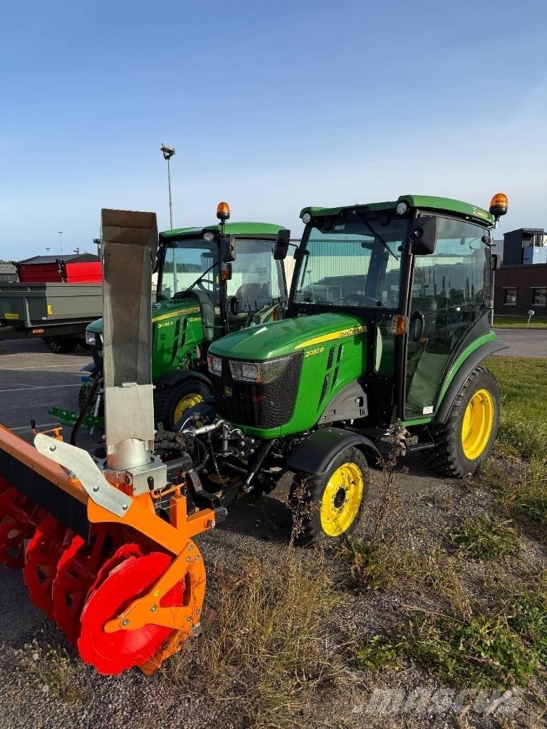 John Deere 2032 R جرارات مدمجة