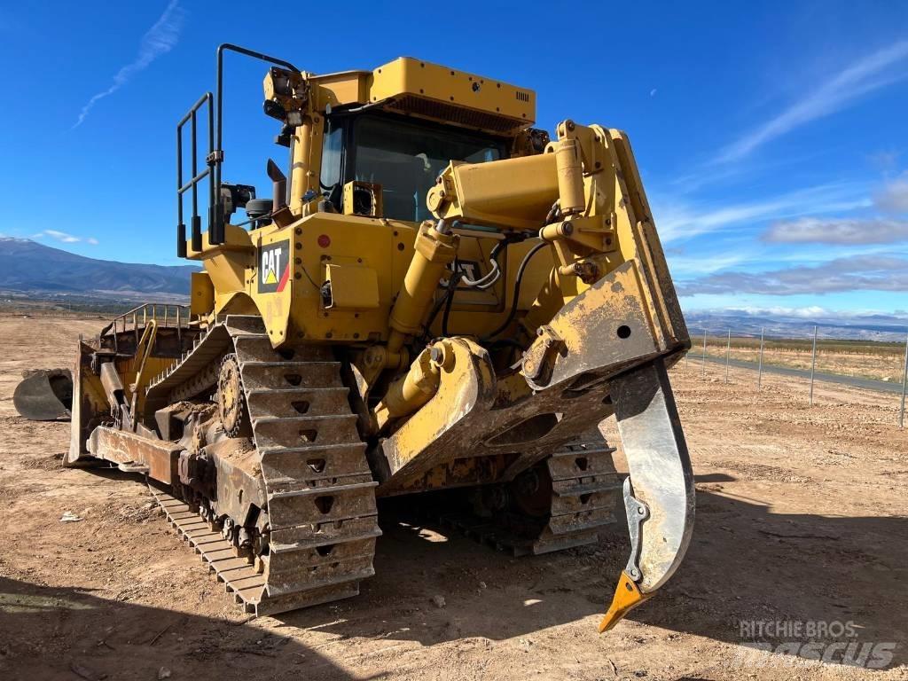 CAT D 8 T بلدوزرات مجنزرة