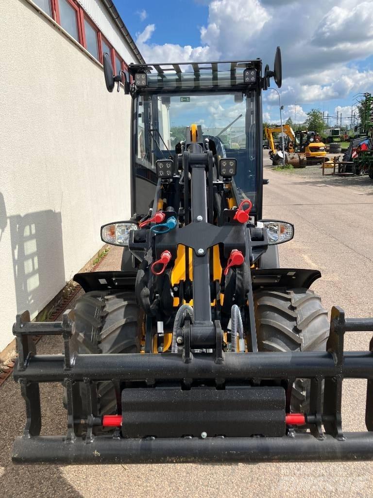 JCB 403 لوادر صغيرة