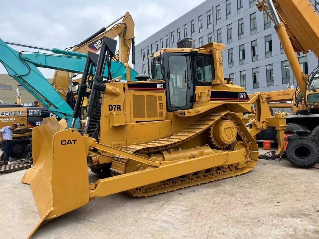 CAT D 7 R بلدوزرات مجنزرة