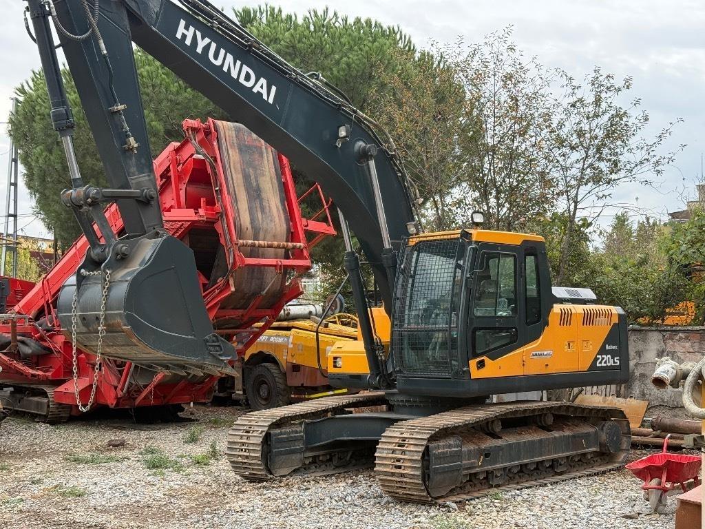 Hyundai Robex 220 LS حفارات زحافة
