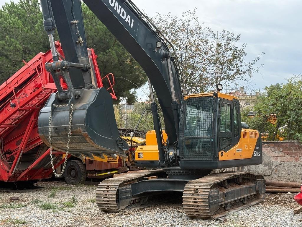 Hyundai Robex 220 LS حفارات زحافة