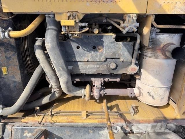 CAT 320 D L حفارات زحافة
