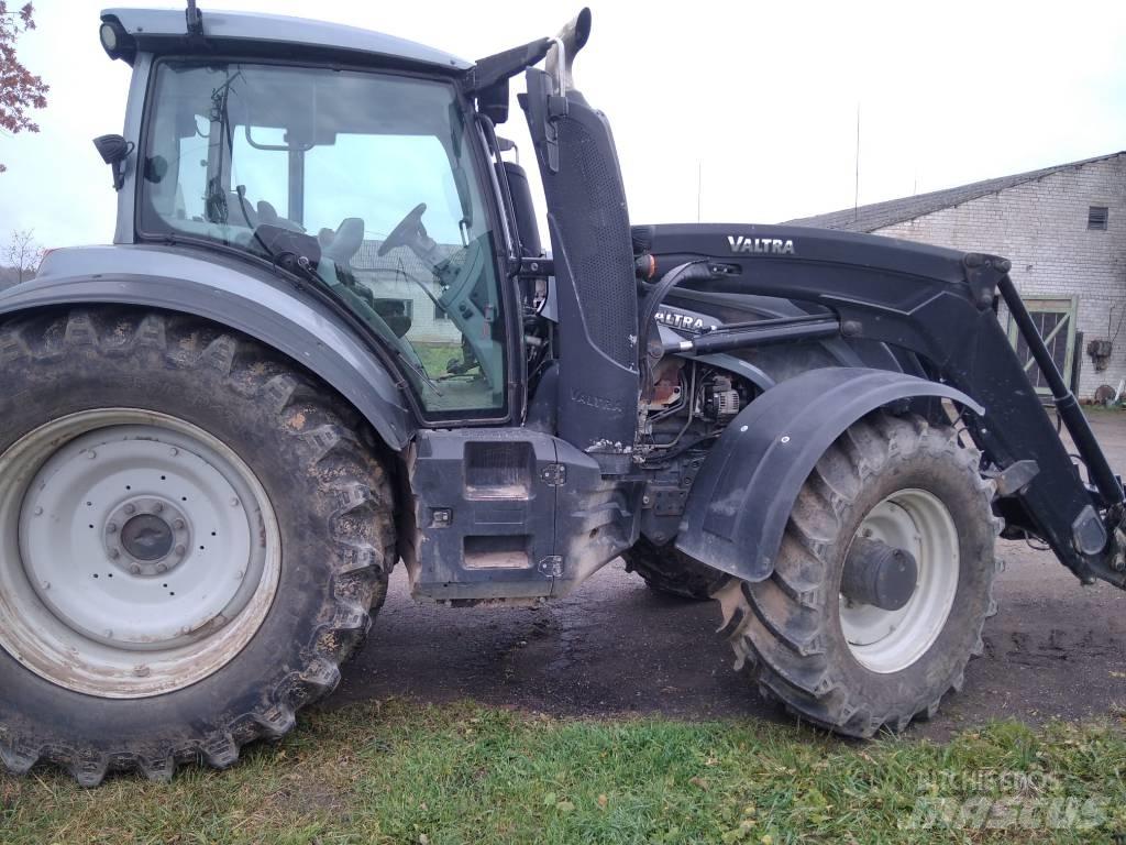 Valtra T 234 V الجرارات