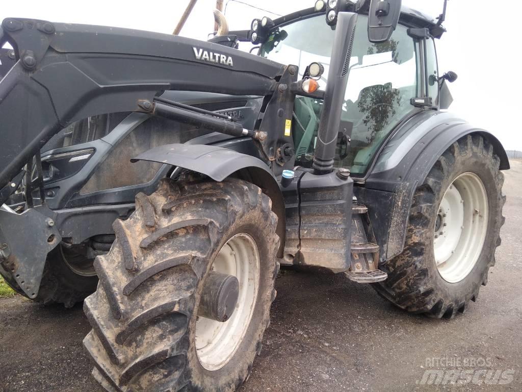 Valtra T 234 V الجرارات