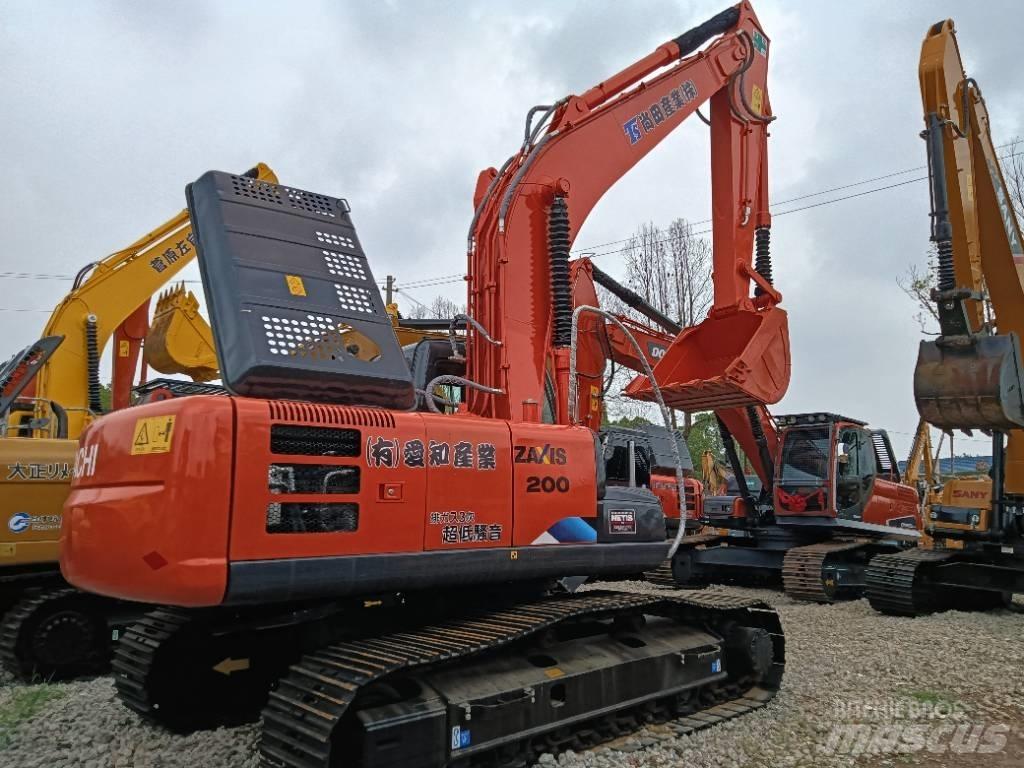 Hitachi ZX 200 حفارات زحافة