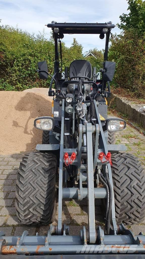 GiANT G 2300 X-tra لوادر بعجل