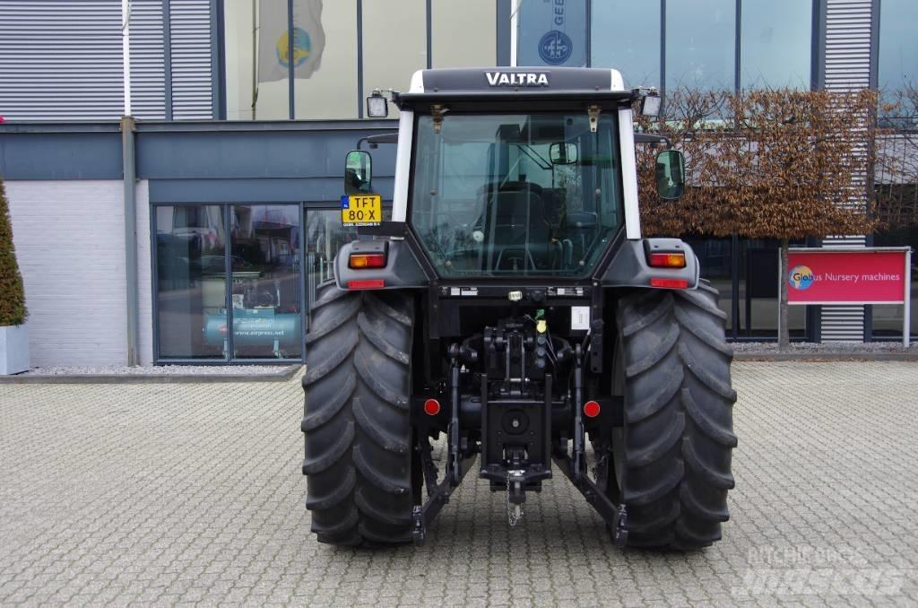 Valtra A82 الجرارات