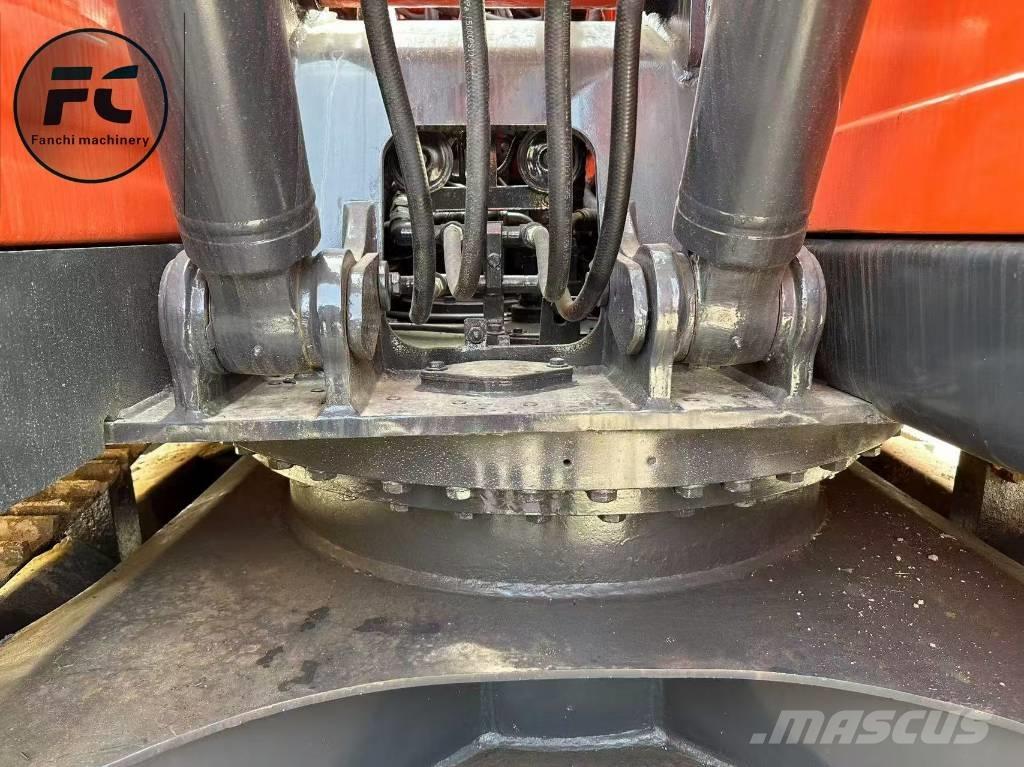 Doosan DX 140 LC حفارات زحافة