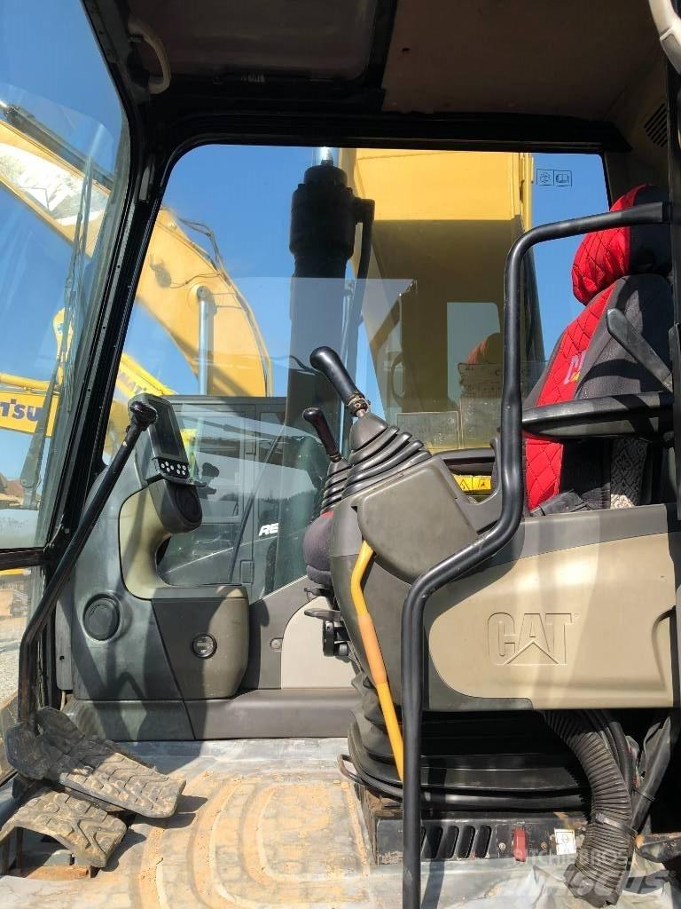 CAT 320 D حفارات زحافة