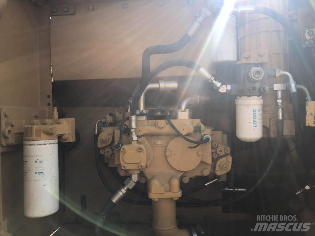 CAT 320 D حفارات زحافة