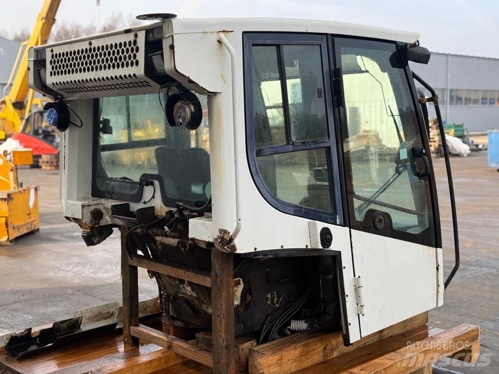 Liebherr LR 634 CAB كابينة والداخلية