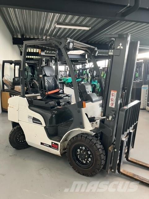 Mitsubishi FD25N3 شاحنات الديزل