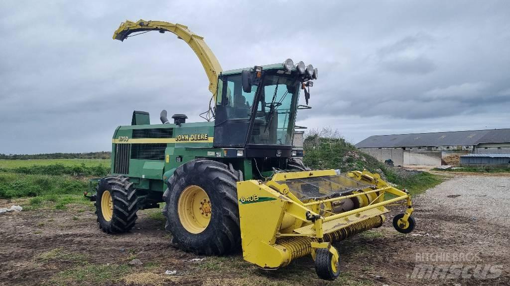 John Deere 6750 حصادات الأعلاف