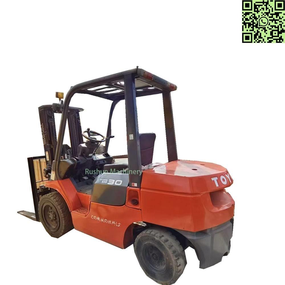 Toyota 7 FB 30 شاحنات ذات رافعات شوكية تعمل بالكهرباء