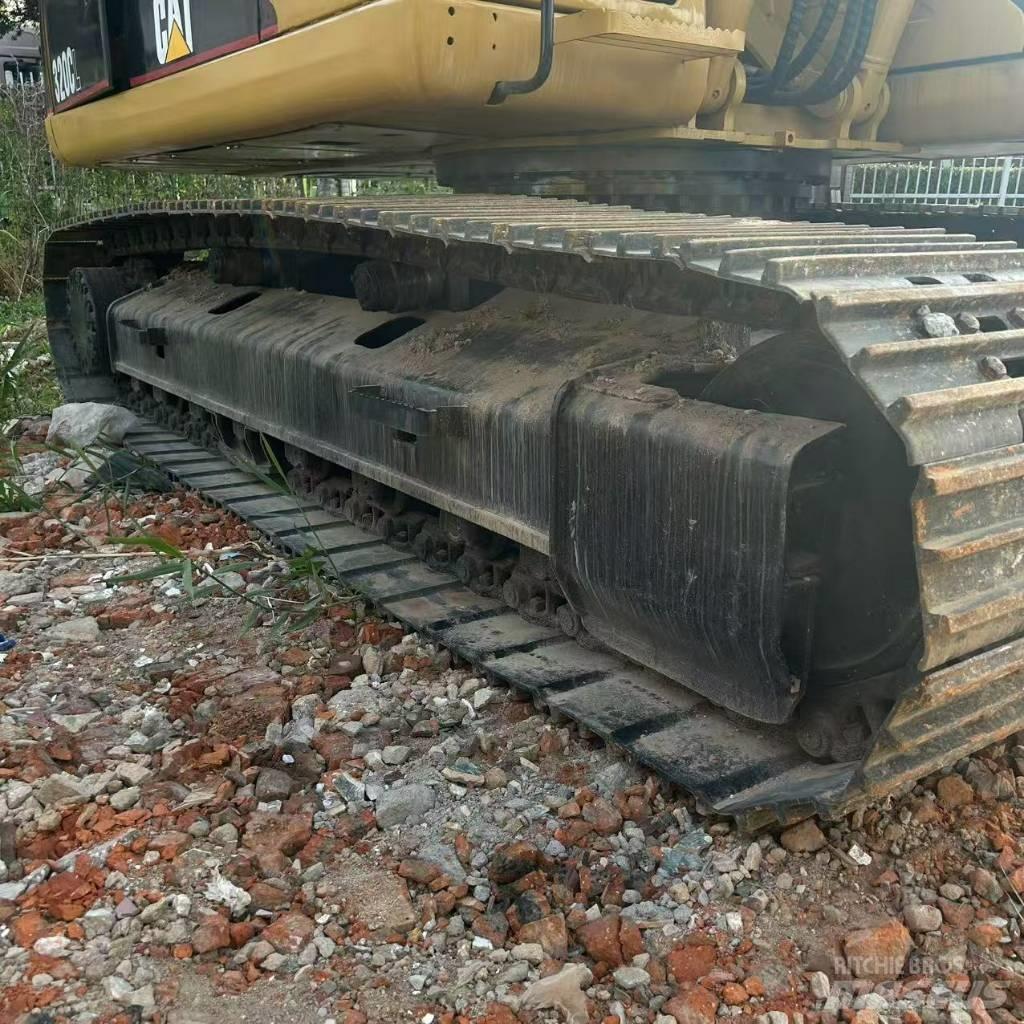 CAT 320 C حفارات زحافة