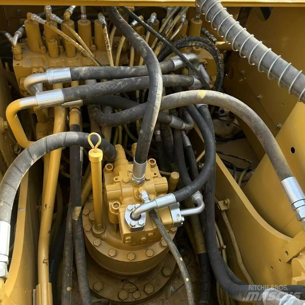 CAT 320 C حفارات زحافة